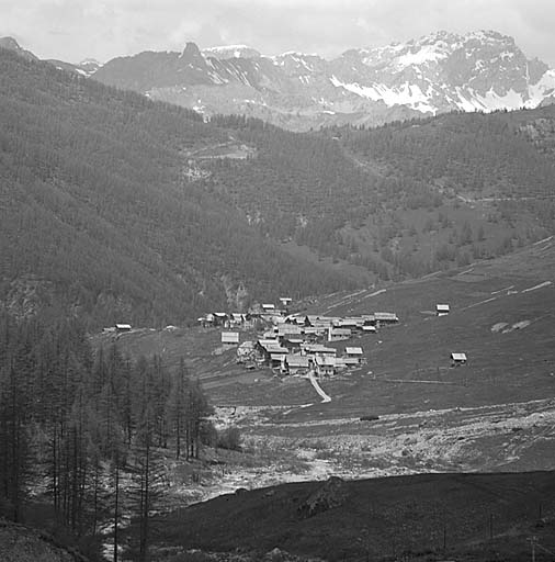 Pierregrosse. Vue de situation prise de l'est.