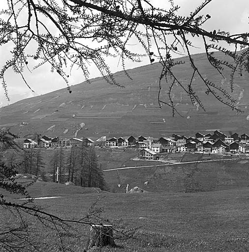 Moitié ouest du village. Vue prise du sud.