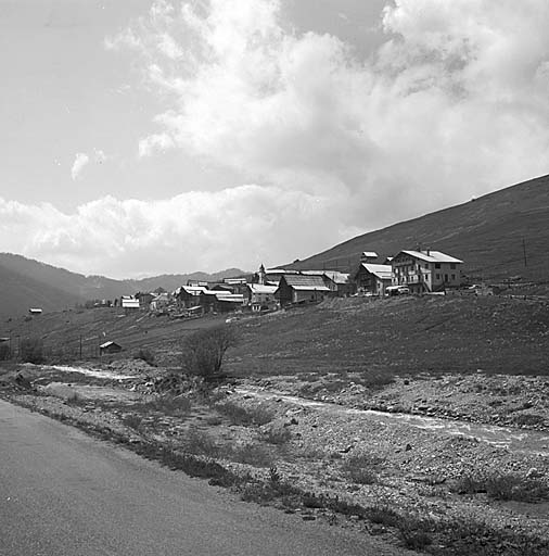 Pierregrosse. Vue de situation prise du sud-est.