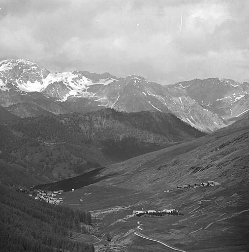 La vallée de Molines. Vue prise de l'est. Au fond le pic du grand Queyras. Au premier plan, Fontgillarde.