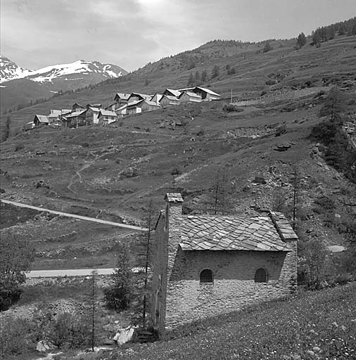 Vue d'ensemble prise du sud. Au fond, Le Roux.