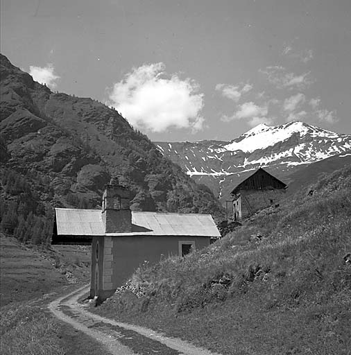 Vue d'ensemble prise du sud. ; Site de l'écart de la Levée : seules subsistent la chapelle Saint-Antoine et une ferme.