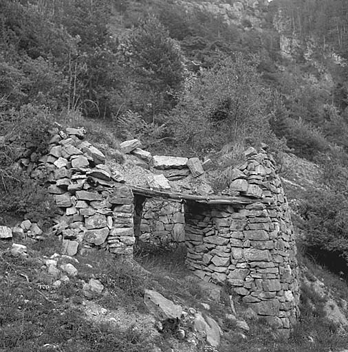 Route de Montbardon à la Chapelue. Tour. Vue d'ensemble.