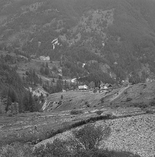 Vue de situation prise de l'est.