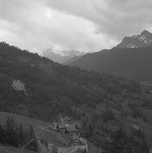 Vue de situation prise du nord.