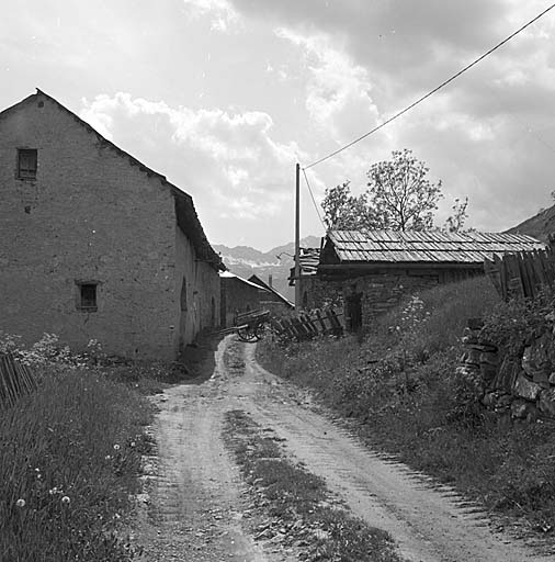 La rue principale prise d'est en ouest.