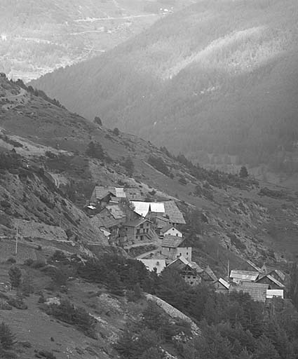 Meyriès. Vue de situation prise de l'ouest.