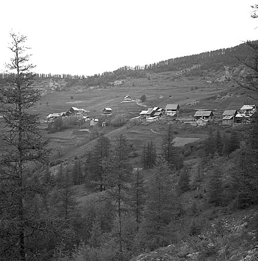 Vue de situation prise de l'ouest.