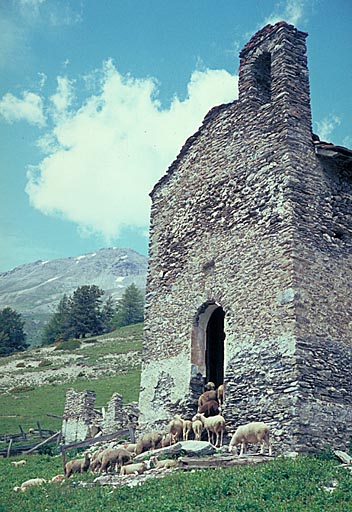 Vue d'ensemble de la chapelle (avec moutons).