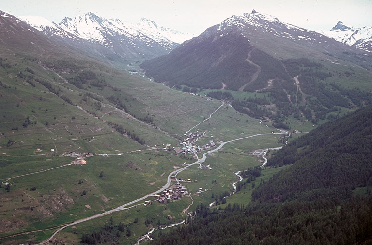La confluence des vallées de Molines et de Saint-Véran avec la vallée du Guil. ; La vallée de Molines, rive droite. La Rua et le Serre.