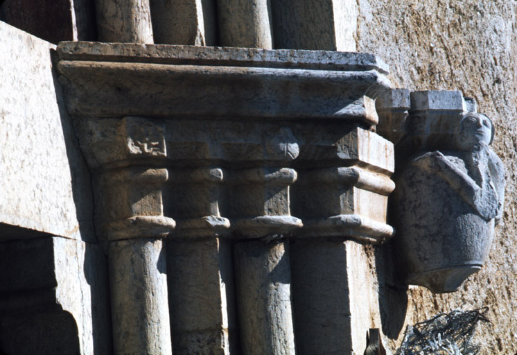 Chapiteaux de l'ébrasement à ressauts droit, et grotesque sur le mur extérieur.