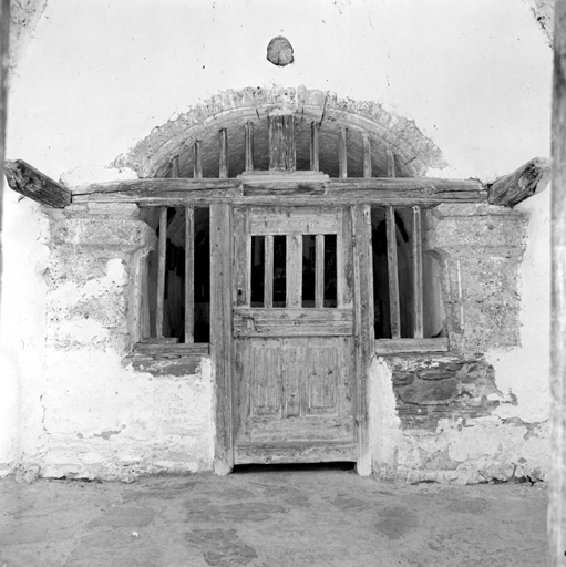 Façade à l'intérieur du porche.