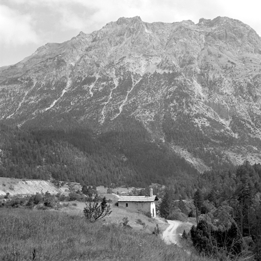 Roubion. Chapelle Saint-Sauveur. Vue de situation.