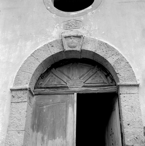 Roubion. Chapelle Saint-Sauveur. Porte à encadrement de tuf et date 1702.