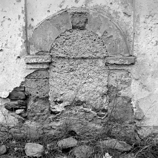 Ville-Haute. Chapelle Saint-Benoît. Façade nord, porte murée.