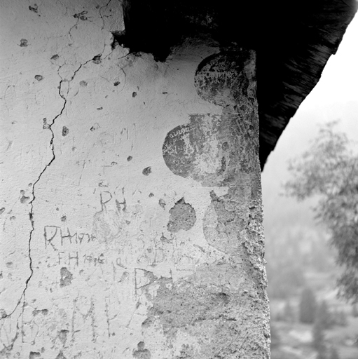 Ville-Haute. Chapelle Saint-Benoît. Façade nord. Vestiges de chaîne d'angle peinte.