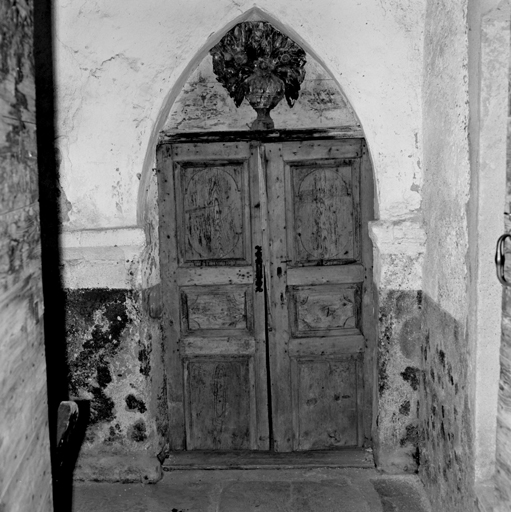 Ancienne porte de la chapelle, dans le mur nord de la première travée. Face sud. Vue d'ensemble.