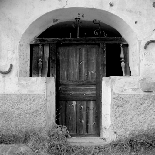 Le Verney, chapelle Sainte-Anne. Porte.