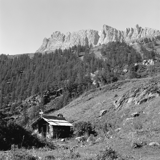 Roche Noire. Chapelle Saint-Barthélemy. Vue éloignée.