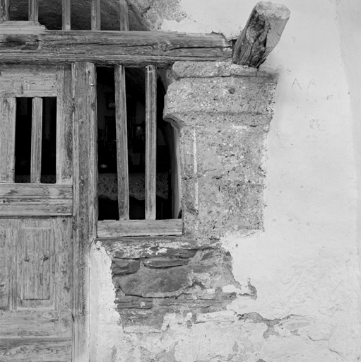 Façade à l'intérieur du porche. Détail de l'appareillage du portail.