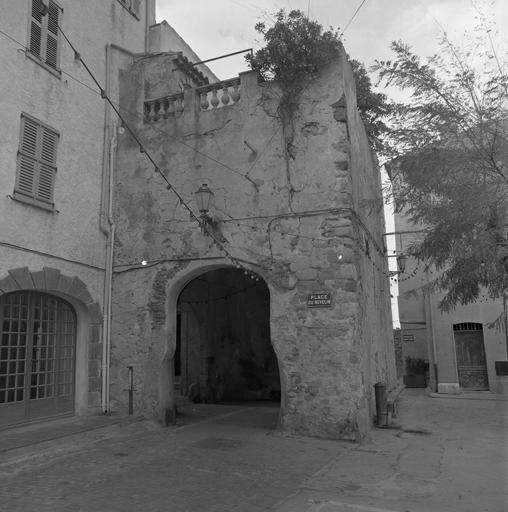 Porte de la Ponche, vue de l'extérieur en 1974.