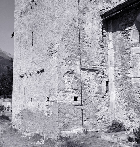 Clocher. Premier niveau. Vue prise du sud-est. Détail de l'appareil visible lorsque le crépi moderne est tombé.