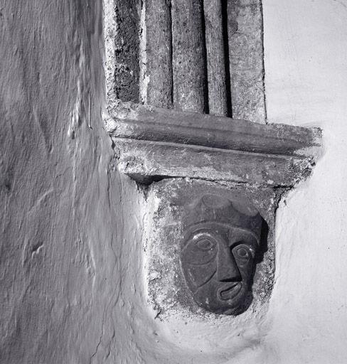 Nef. Première travée. Angle sud-ouest. Culot. Tête grimaçante.