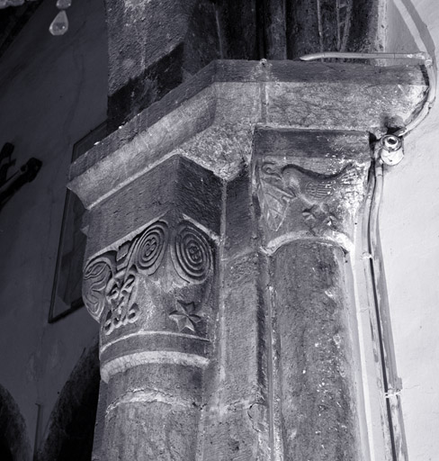 Choeur. Colonne de l'angle nord-ouest. Chapiteau.