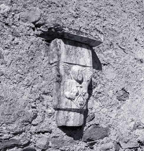 Chapelle au sud du choeur. Chapiteau du piédroit est, remployé à l'extérieur (mur est).