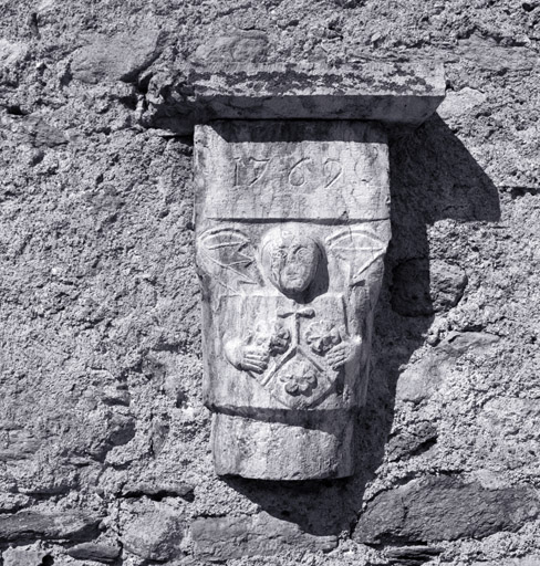 Chapelle au sud du choeur. Chapiteau du piédroit est, remployé à l'extérieur (mur est).