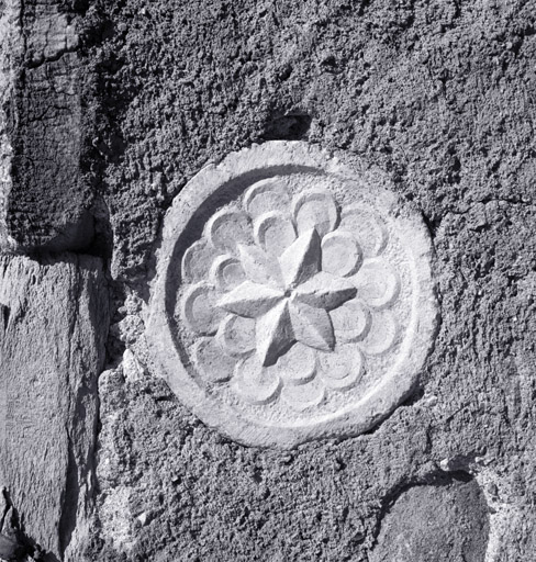 Chapelle au sud du choeur. Clé de voûte, remployée à l'extérieur dans le mur sud.