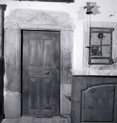 Sacristie. Porte (côté nord du choeur). Inscription du linteau.