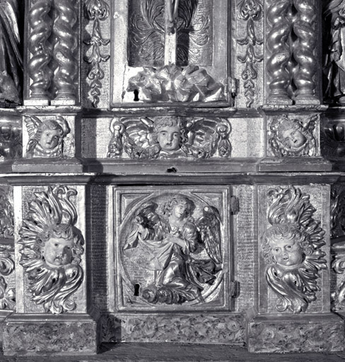 Ensemble de 2 gradins d'autel, de 2 tabernacles et de 4 statuettes