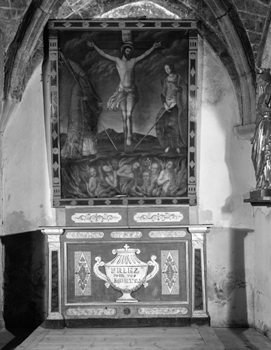 Autel et tableau : Le Christ en croix, saint évêque, sainte Catherine d'Alexandrie, le purgatoire