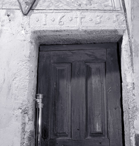 Choeur. Côté est. Porte de la sacristie. Détail du linteau daté 1635.