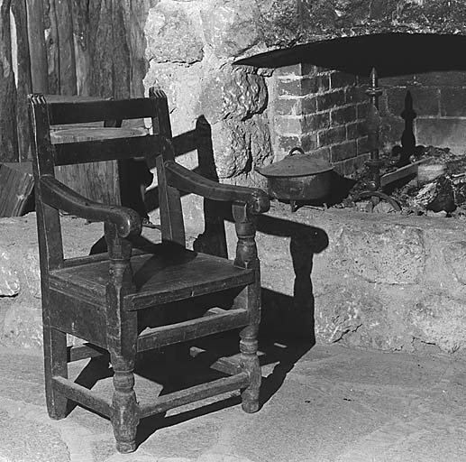 Vue de trois quarts face. Fauteuil à tiroir.