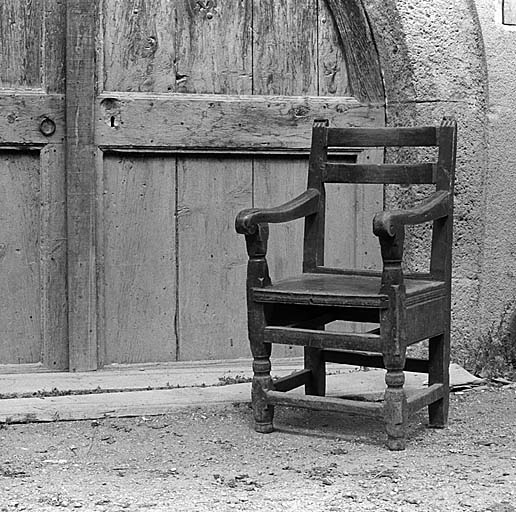 Vue de trois quarts face. Fauteuil à tiroir.