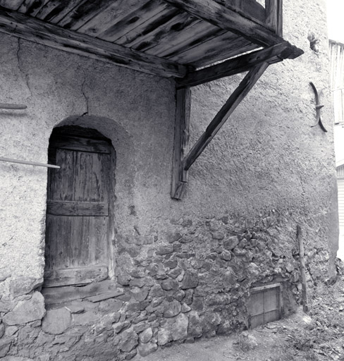 Le Serre. Ferme parcelle 686. Façade nord. Porte.