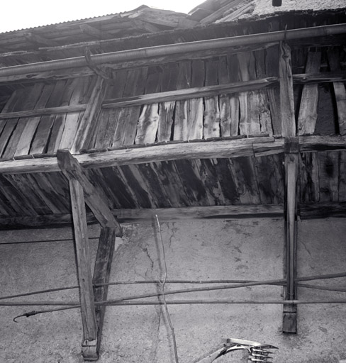 Le Serre. Ferme parcelle 686. Façade nord. Bûchère en encorbellement. Vue de volume.