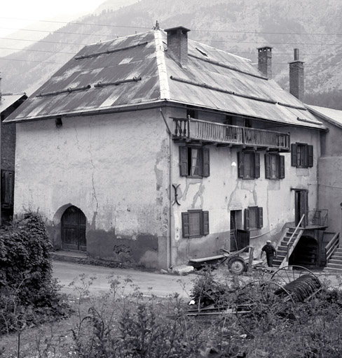 Le Serre. Ferme parcelle 686. Vue d'ensemble prise du sud-ouest. Noter la porte de la grange, seule baie de la façade latérale ouest.