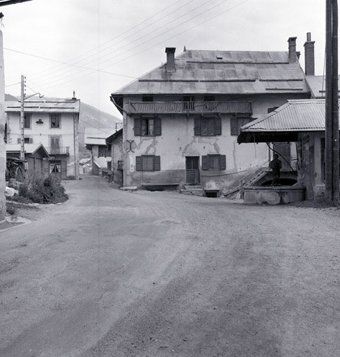 Le Serre. Ferme parcelle 686. Façade antérieure sud. Vue de situation.