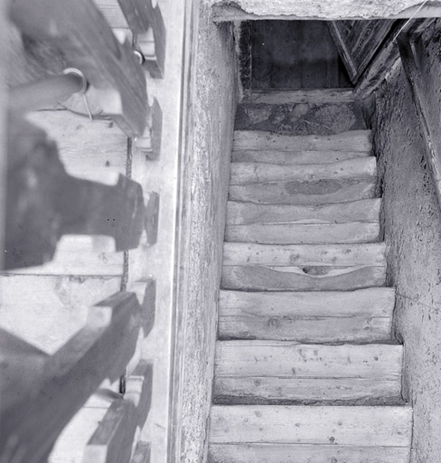 Cage d'escalier. Vue plongeante sur les marches du giron en bois.