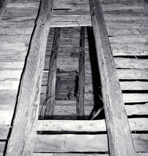 Grange, enfilade des trappes pratiquées dans les planchers à claire-voie.