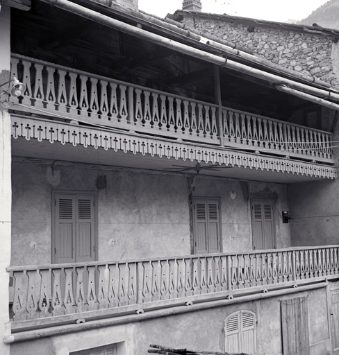 Le Serre. Ferme parcelle 696. Façade antérieure. Galeries édifiées au XIXe siècle.