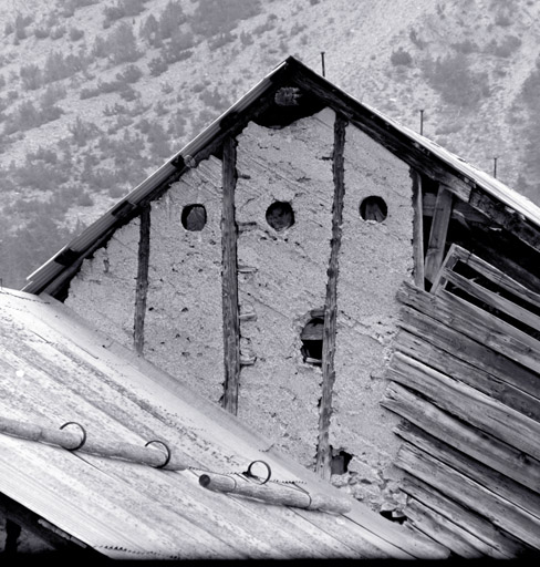 Le Serre. Ferme parcelle 697. Pignon ouest en pans de bois. Vue de détail.