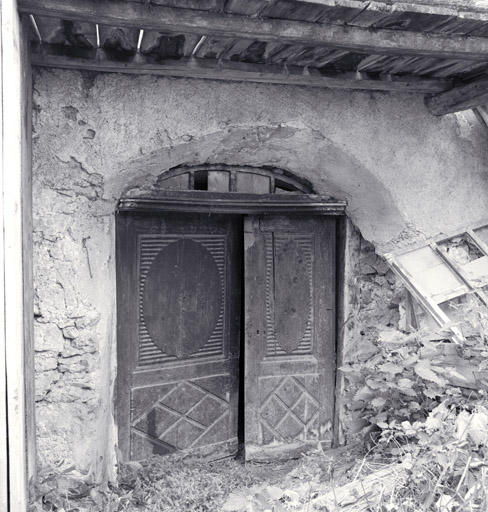 Le Serre. Ferme parcelle 713. Porte d'entrée de la "court".