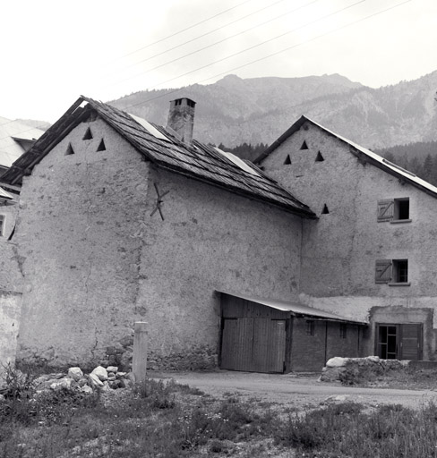 Le Serre. Fermes parcelles 733- 732. Façade sud. Vue de volume prise du nord-est.