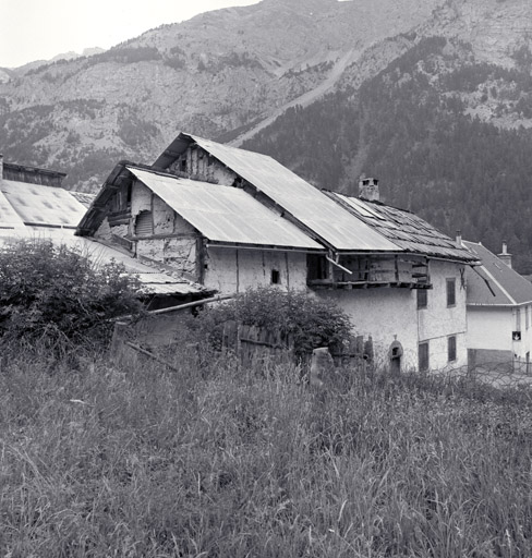 Le Serre. Ferme parcelle 732. Vue d'ensemble prise du sud-ouest.