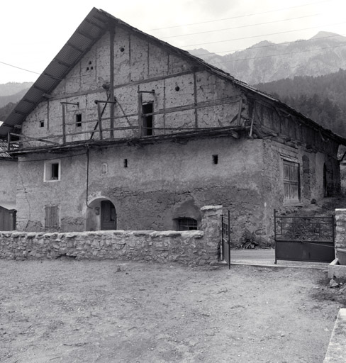 Le Serre. Ferme parcelle 734. Façade antérieure est. Noter la partie supérieure en pans de bois.