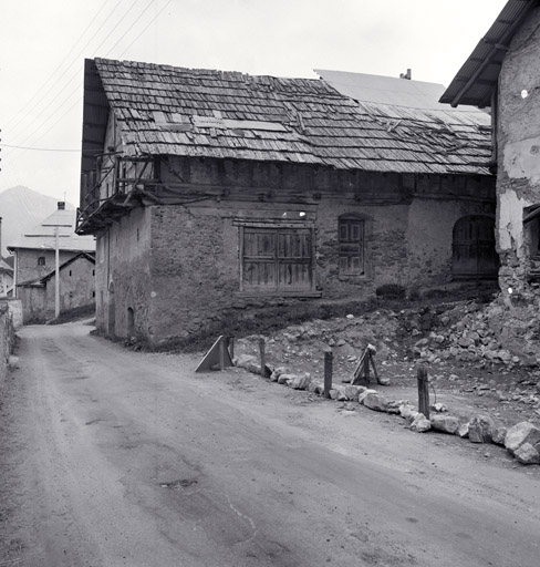Le Serre. Ferme parcelle 734. Façade nord avec l'entrée de la grange accessible par une rampe de terre.